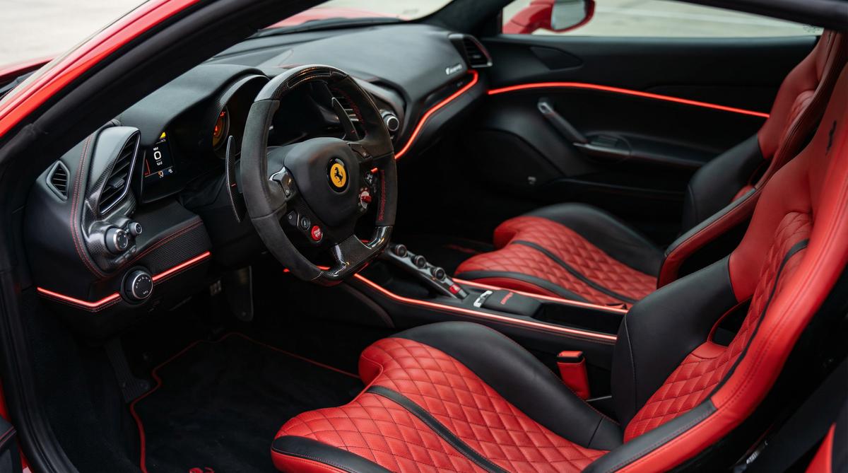 母狗跑车内饰视频